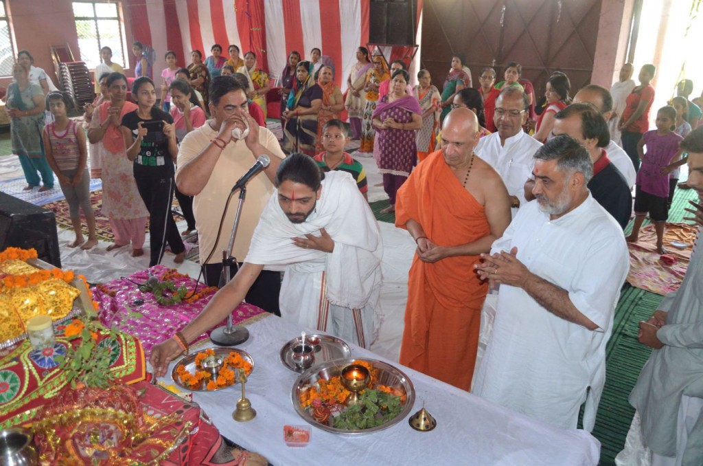 Padmashri Yogiraj Bharat Bhushan Ji blessing the audience with his divine presence.