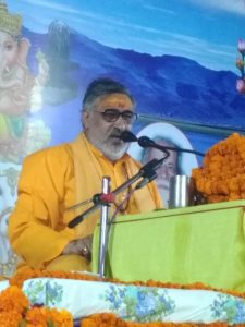 व्यासपीठ पर विराजमान पं. जयप्रकाश ’याज्ञिक’ शिव कथा समझाते हुए
