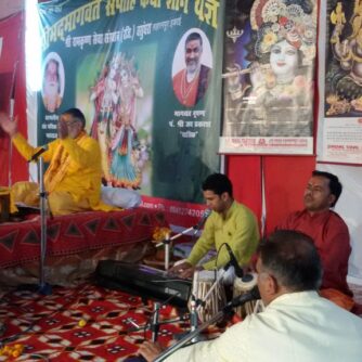 श्री मंगलेश्वर मंदिर प्रांगण में व्यासपीठ पर विराजमान भागवत भूषण पं. जयप्रकाश जी याज्ञिक