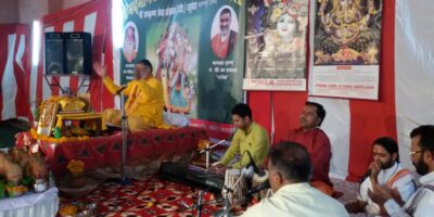 श्री मंगलेश्वर मंदिर प्रांगण में व्यासपीठ पर विराजमान भागवत भूषण पं. जयप्रकाश जी याज्ञिक