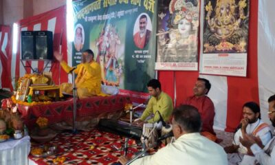 श्री मंगलेश्वर मंदिर प्रांगण में व्यासपीठ पर विराजमान भागवत भूषण पं. जयप्रकाश जी याज्ञिक
