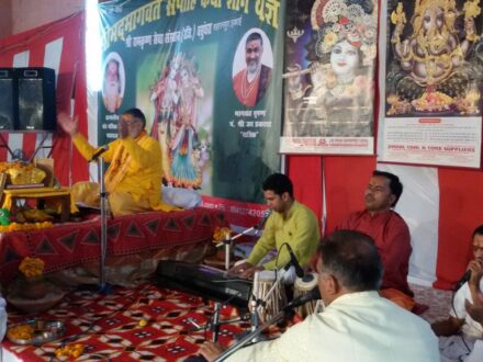 श्री मंगलेश्वर मंदिर प्रांगण में व्यासपीठ पर विराजमान भागवत भूषण पं. जयप्रकाश जी याज्ञिक